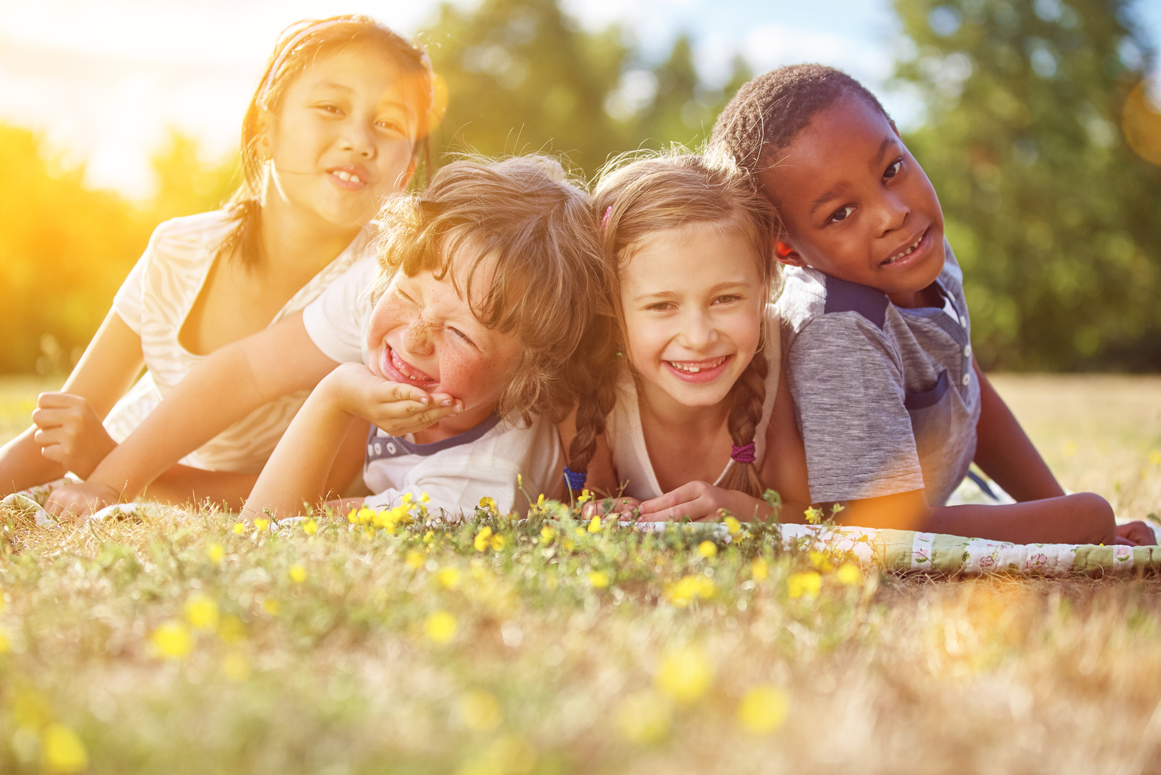 Multikulturelle Gruppe Kinder im Sommer